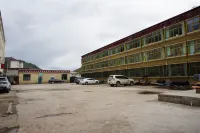 Baqing Hongze Hotel