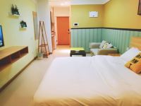广州忆梦阁主题公寓 - 简约复古大床房