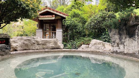 บ่อน้ําพุร้อนนานาชาติพอลลี่