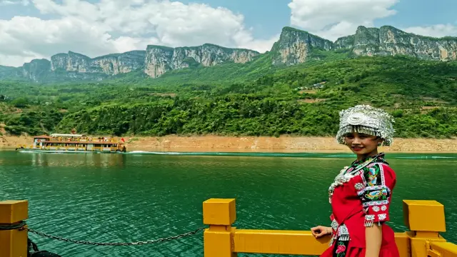 Miao Costume Experience in Enshi Prefecture