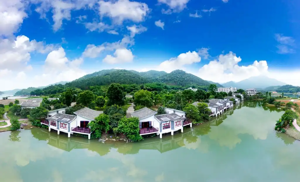 โรงแรมใกล้Wanlü Lake · Wanlü Valley Resort
