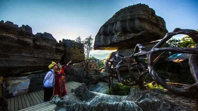 Miao Costume Experience in Enshi Prefecture