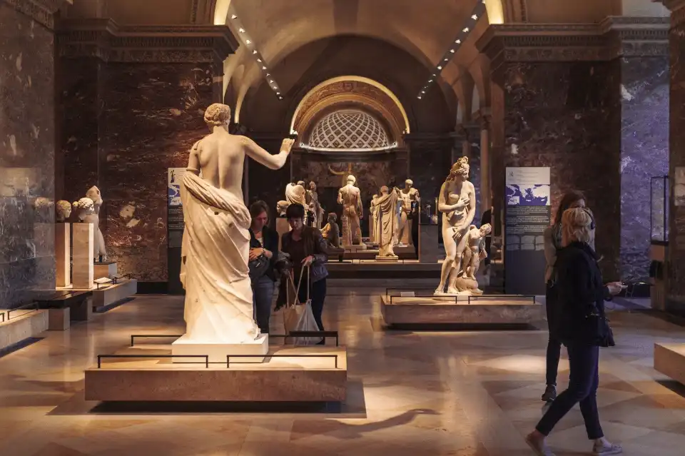 3_Louvre Museum