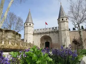 Skip the Line: Topkapi Palace Admission Ticket with English Speaking Guide 