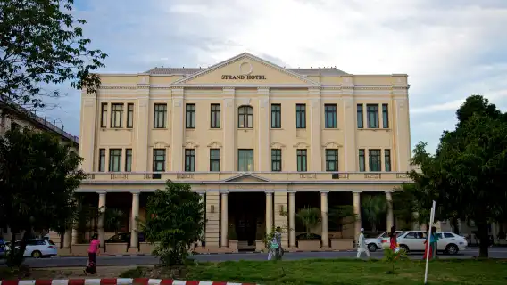 Myanmar Yangon Region Sule Pagoda + Chawlakyi Reclining Buddha Temple + Aung San Market one-day tour