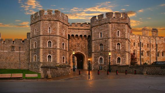Windsor Castle + Roman Baths + Stonehenge Day Tour (English-speaking Guide)