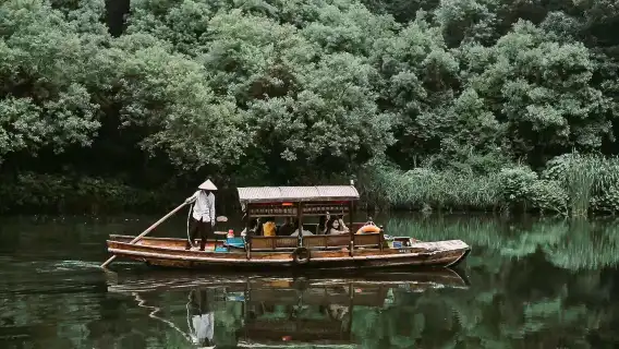 English guide service for Hangzhou attractions including West Lake, Leifeng Tower, and Lingyin Temple. 1-on-1 private tour (no join-in groups).