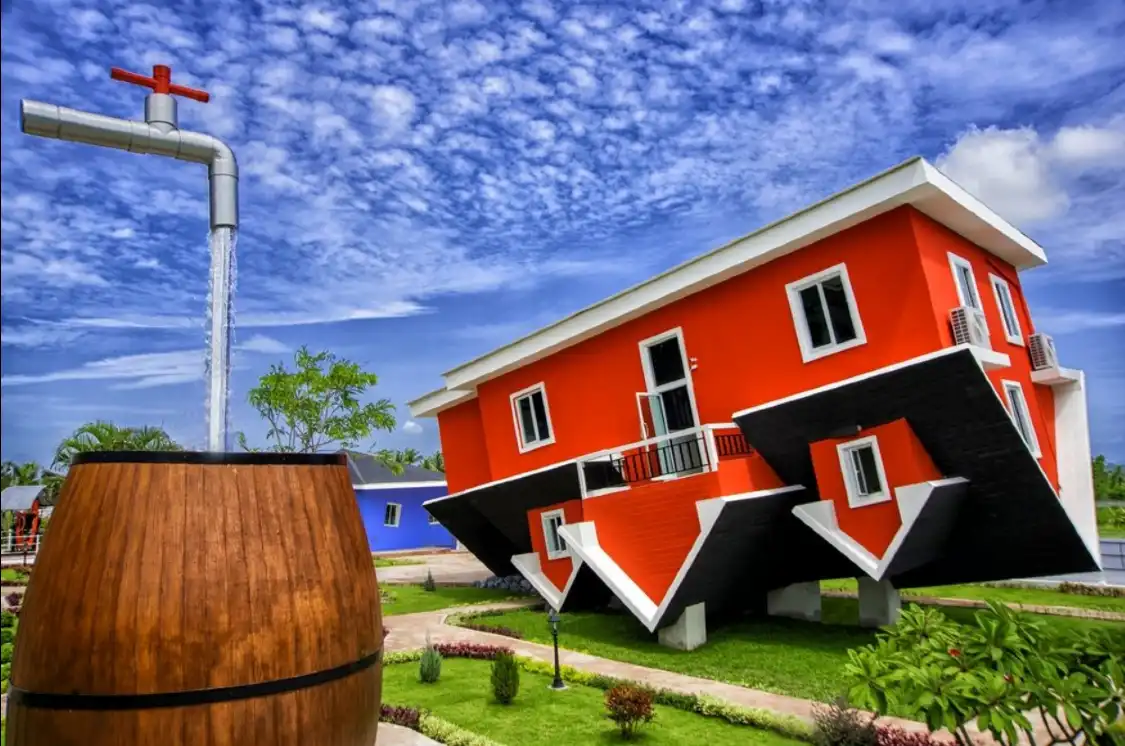 Отели рядом с достопримечательностью «Перевернутый дом»