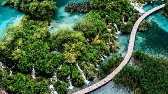 one-day tour to Plitvice Lakes National Park, Croatia|World Natural Heritage|Professional guide guide