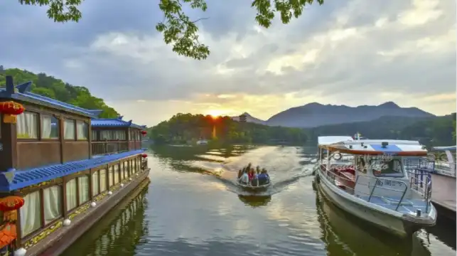 Hotels near South Lake Scenic Spot