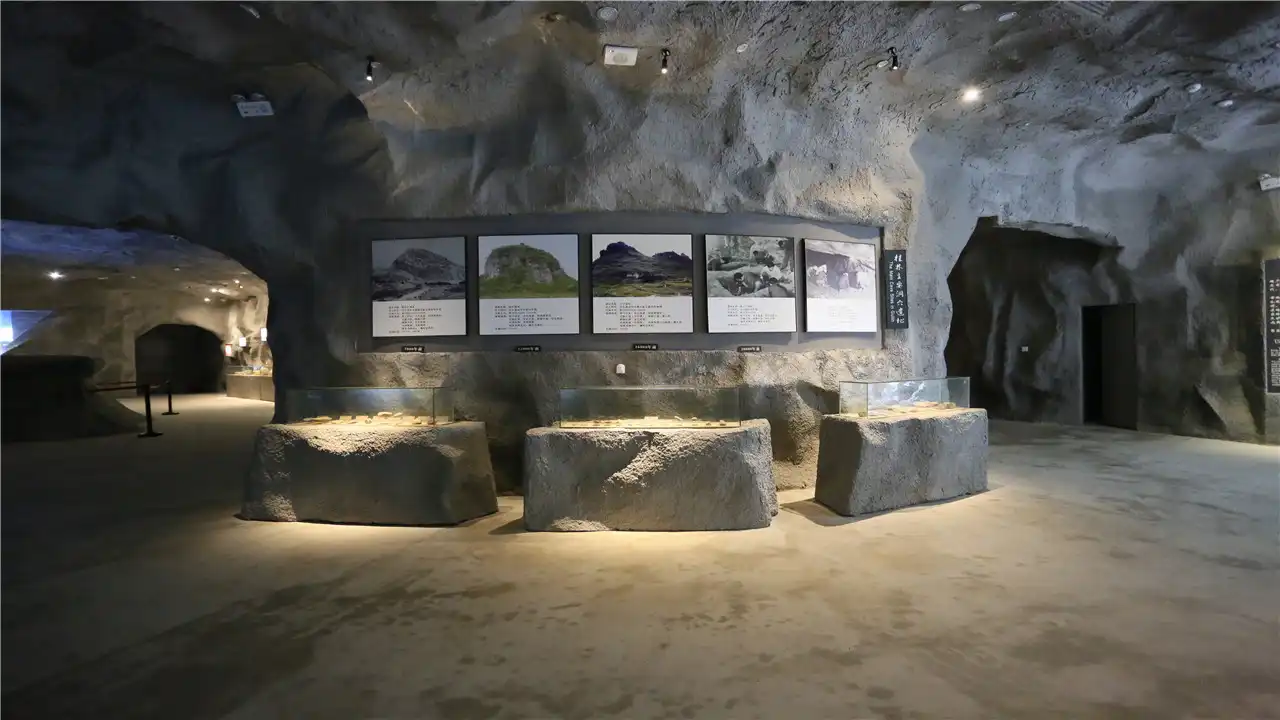 Hotels near Zengpiyan Ruins Museum