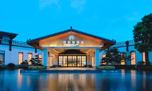 Slender West Lake Hot Spring Resort