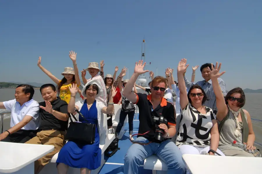 "Yuguangqu" round the harbor and island