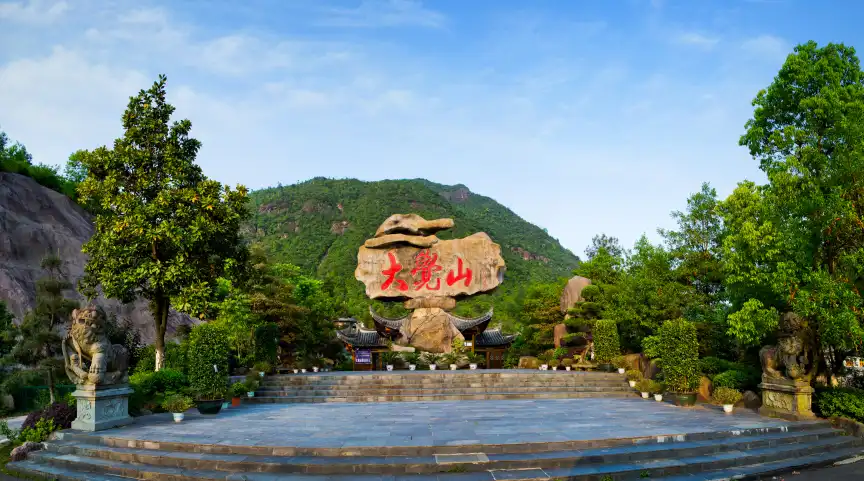 Hotels near Dajue Mountain