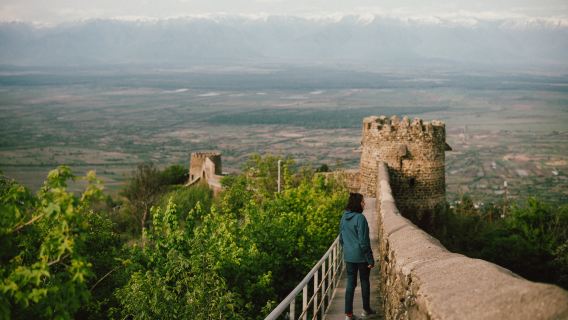 tour di un giorno convento di Bodbe e alla città vecchia di Signaj in Georgia: la città dell'amore e del vino