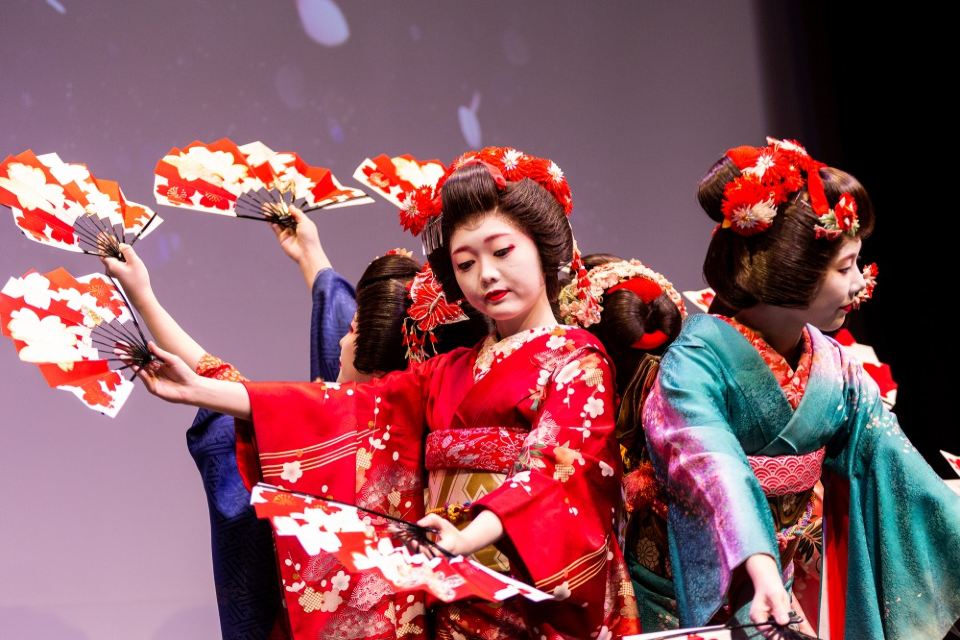 伝統 現代の融合 芸者や忍者のダンスエンターテインメントショー 浅草 自由席プラン Trip Com