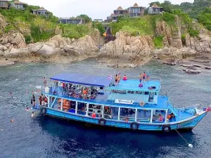 Snorkel Tour to Koh Nangyuan and the hidden bays of Koh Tao onboard the Oxygen