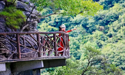 Miao Costume Experiences in Enshi Prefecture