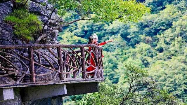 Miao Costume Experience in Enshi Prefecture