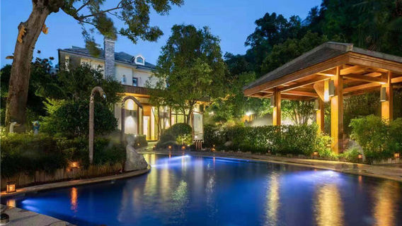 Peninsula of Royal Lake Hotels