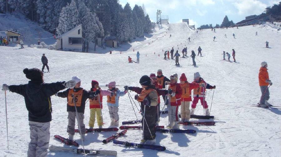 神戶六甲山滑雪場+有馬溫泉親子度假遊，玩雪/滑雪含入園門票
