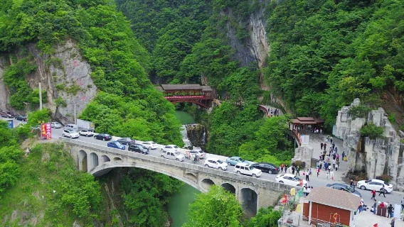 玩水避暑