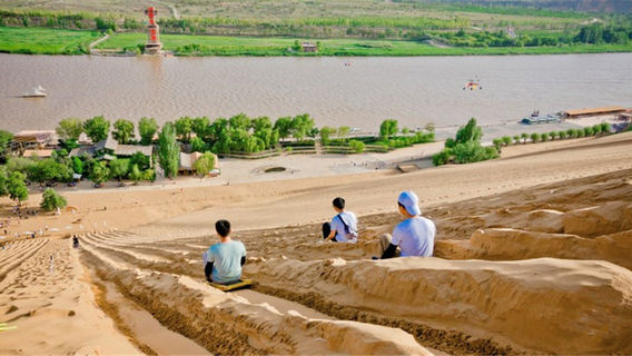 Sandboarding in Zhongwei