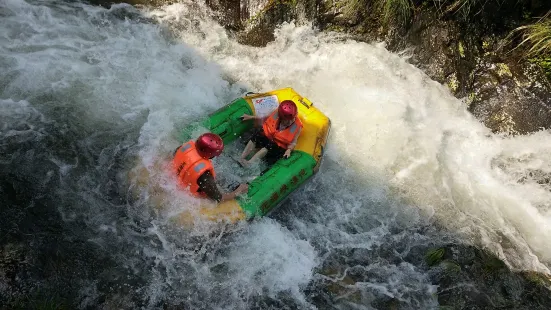 龍潭峽谷漂流