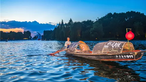 Sightseeing on Wupeng Boats in Shaoxing attraction in Shaoxing