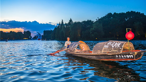 Sightseeing on Wupeng Boats in Shaoxing