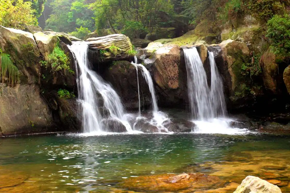 Hotels near Lushan Donglin Canyon