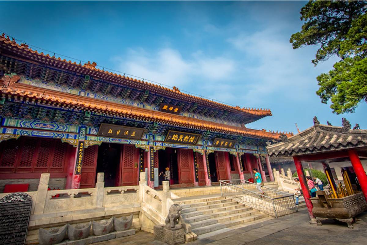 8. Feel the Grandeur of Historic Architecture in Huaqing Palace