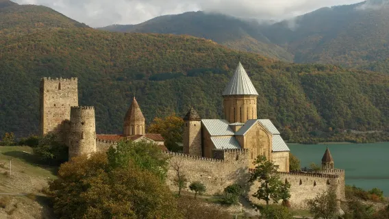 perjalanan satu hari Gunung Kazbek di Georgia + Gereja Tritunggal Mahakudus Stepantsminda