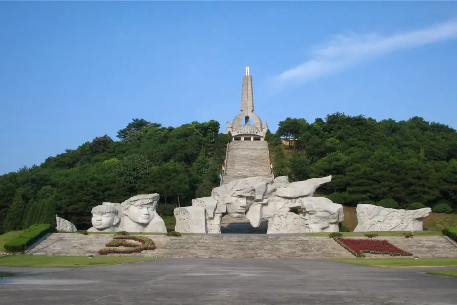 홍군의 장정이 상강 기념관을 돌파하다