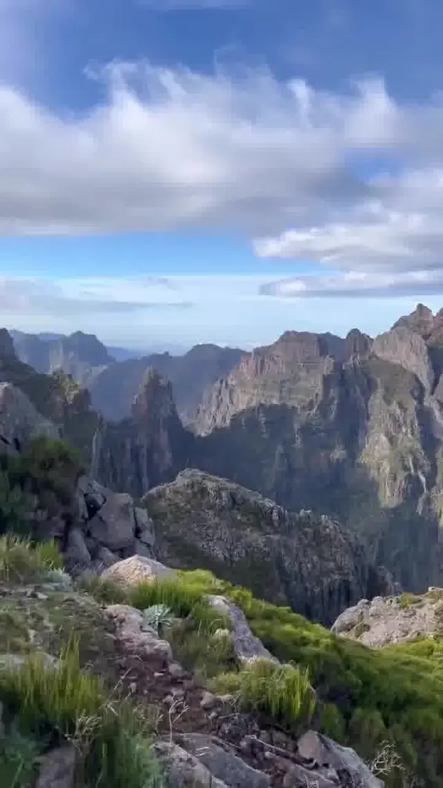 Pico do Arieiro: A Majestic Summit in Madeira's Enchanting Mountain Range! ⛰️🌄