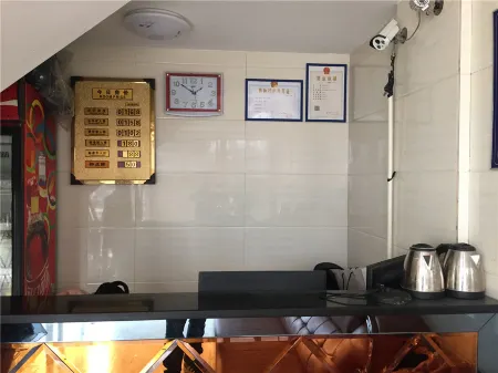 Linglongwan Hotel (Wanzai Bus Station) Отели рядом с достопримечательностью «Wanzai Dazhong Polytechnic Science & Technology School»