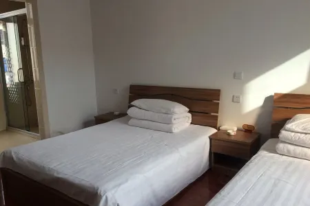 Fuyuanlou Hostel Отели рядом с достопримечательностью «Shanghai Technical Institute of Electronics & Information»