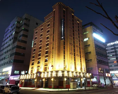 Hotel Millennium Hotels near Rice House Tuna