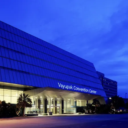 Centara Life Government Complex Hotel & Convention Centre Chaeng Watthana Отели рядом с достопримечательностью «Тайская Королевская Армия»