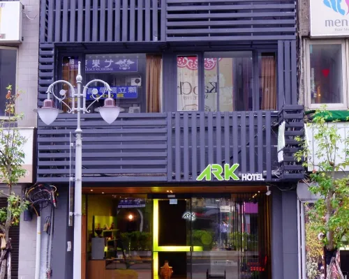 Ark Hotel Hotel dekat Taman kota Daan