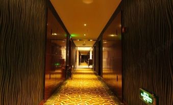 Super 8 Hotel Guang'an Linshui Longtai Shopping Mall