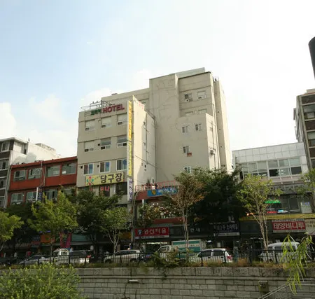 Hostel J Stay Seoul Myeongdong Отели рядом с достопримечательностью «Сквер Чонмё»