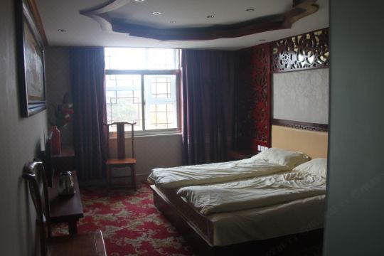 select room开业:2004泰山空军宾馆位于北天门外侧30米,在泰山之巅