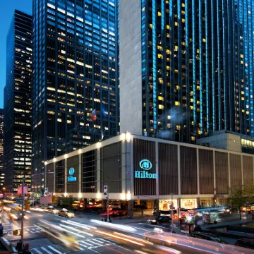 นิวยอร์ก ฮิลตัน มิดทาวน์ โรงแรมใกล้จุดชมวิวท็อปออฟเดอะร็อค