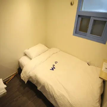 W Mini Hotel - Hostel Отели рядом с достопримечательностью «Железнодорожная станция Хвеги»