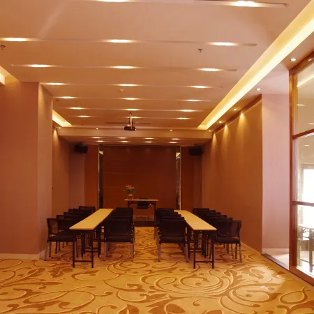 Park Lane Yiju Hotel (Jiangmen Kaiping Shuikou Bus Station)