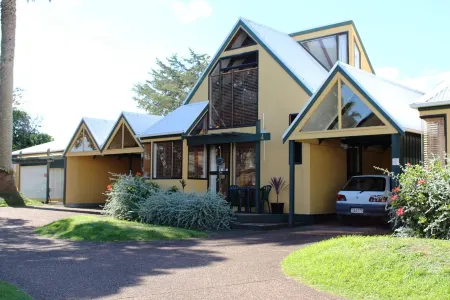 Bucklands Beach Waterfront Motel Отели рядом с достопримечательностью «Колледж Маклинс»