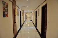 Zizhongchuan East Business Hotel - parking