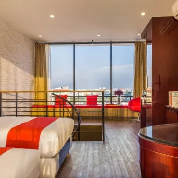 โรงแรมรัชดา พอยต์ โรงแรมใกล้โกลเด้นโดม คาบาเร่ต์โชว์