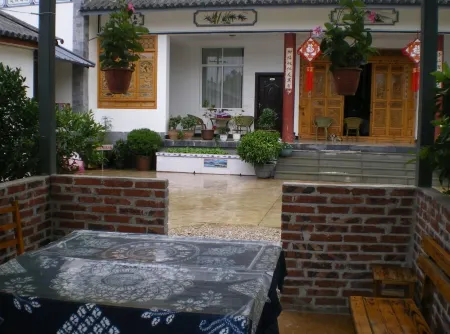 Eryuan Baijuyi Chinese Inn Отели рядом с достопримечательностью «Eryuan Library»